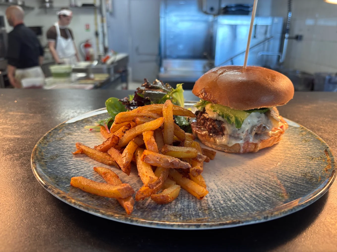 Vue sur la Méditerranée depuis la promenade